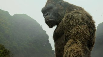 Kong em cena de Kong: A Ilha da Caveira (Reprodução)