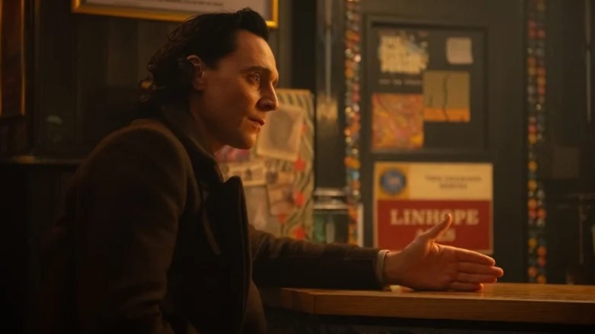 Tom Hiddleston como Loki em cena da segunda temporada de Loki (Reprodução / Disney+)