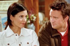 Chandler (Matthew Perry) e Monica (Courteney Cox) em cena de Friends (Reprodução)