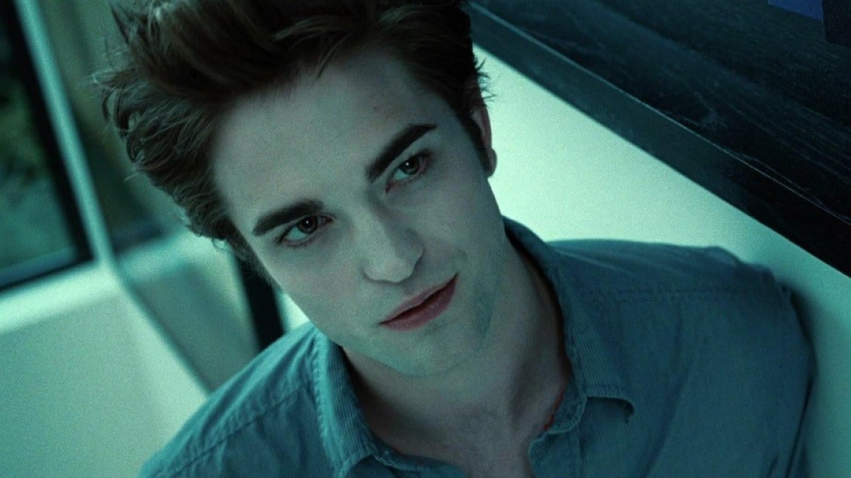 Robert Pattinson como Edward Cullen em Crepúsculo (Reprodução)