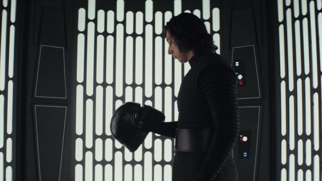 Adam Driver não voltará para novos filmes de Star Wars: “Desgastante” Adam Driver como Kylo Ren em Star Wars (Reprodução / Lucasfilm)