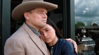 Leonardo DiCaprio como Ernest e Lily Gladstone com Mollie em Assassinos da Lua das Flores (Reprodução)