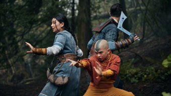 Kiawentiio, Gordon Cormier, Ian Ousley em Avatar: O Último Mestre do Ar (Divulgação / Netflix)