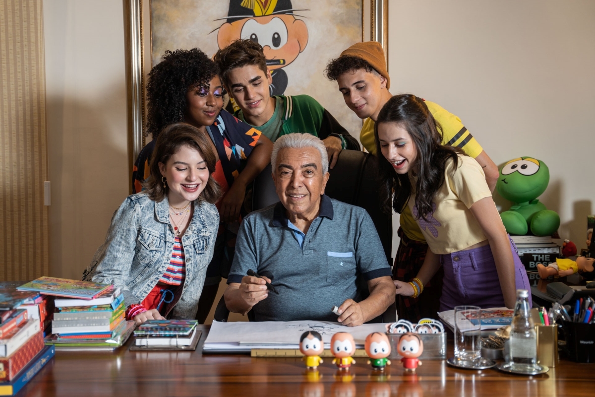 Turma da Mônica Jovem: Reflexos do Medo encanta, mas desperdiça histórias 3 Mauricio de Sousa e o elenco de Turma de Mônica Jovem: Reflexos do Medo (Divulgação / Laura Campanella)