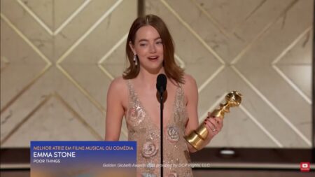 Emma Stone no Globo de Ouro 2024 (Reprodução / YouTube)