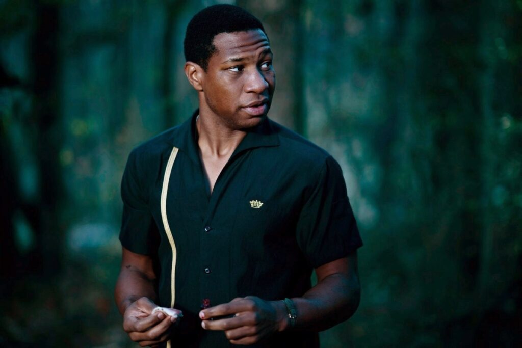 Jonathan Majors está chocado com condenação por agressão: “Fui imprudente com o coração dela” Jonathan Majors em Lovecraft Country (Reprodução)