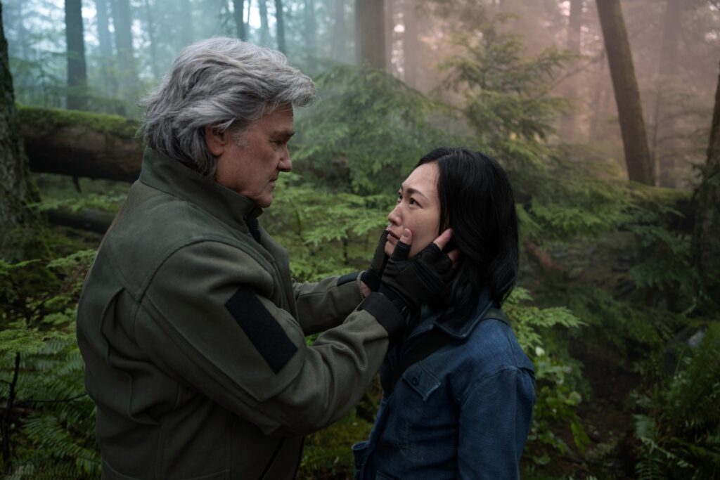 Mornach – Legado de Monstros teve inspiração inusitada de outra série Kurt Russell e Mari Yamamoto em Monarch - Legado de Monstros (Divulgação / Apple TV+)