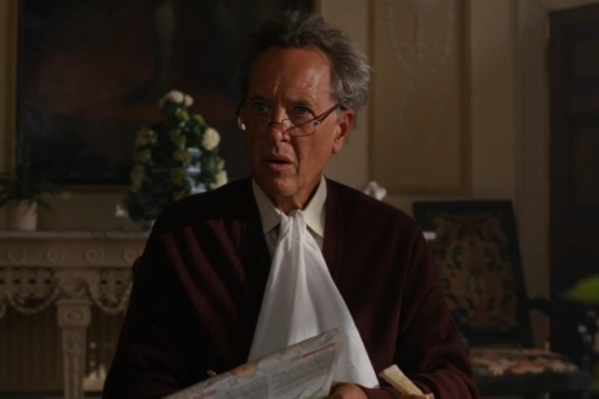 Richard E. Grant como Sir James Catton em cena de Saltburn (Reprodu&ccedil;&atilde;o)