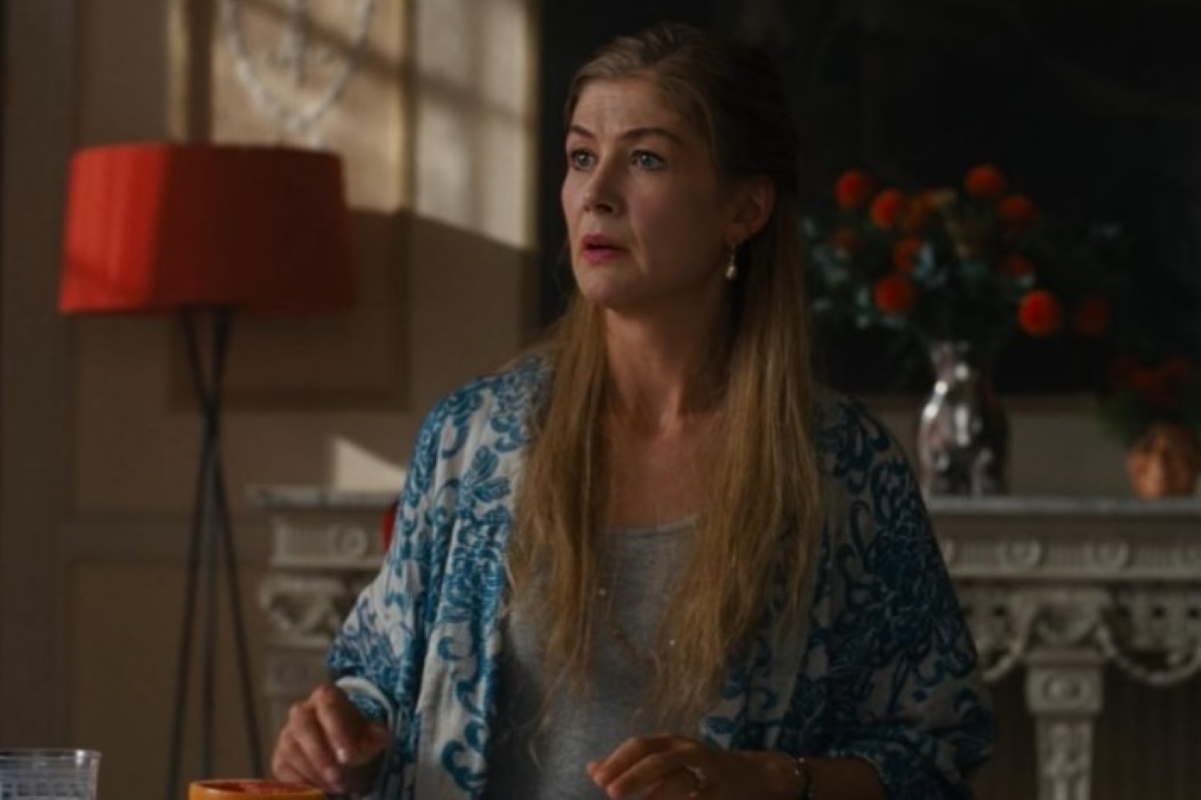 Rosamund Pike como Elspeth Catton em cena de Saltburn (Reprodu&ccedil;&atilde;o)