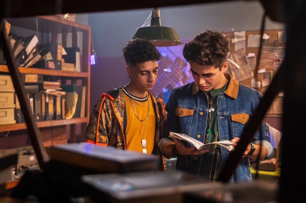 Onde Turma da Mônica Jovem foi filmado? Conheça os locais reais Xande Valois como Cebola e Theo Salomão como Cascão em Turma da Mônica Jovem: Reflexos do Medo (Divulgação / Laura Campanella)