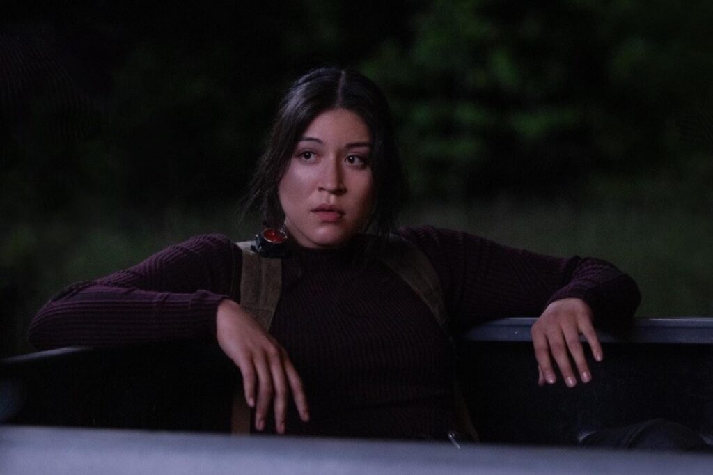Alaqua Cox compara Eco com sua vida pessoal: “Trauma nos fez semelhantes” Alaqua Cox como Maya Lopez em cena da série Eco (Reprodução / Marvel)