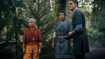 Gordon Cormier, Kiawentiio, Ian Ousley em Avatar: O Último Mestre do Ar (Divulgação / Netflix)