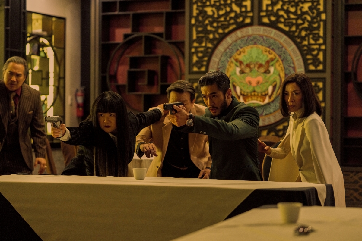 Netflix lança comédia de ação imperdível com vencedora do Oscar, conheça Irmãos Sun 3 Jenny Yang, Johnny Kou, Justin Chien, Michelle Yeoh em cena de Irmãos Sun (Divulgação / Netflix)
