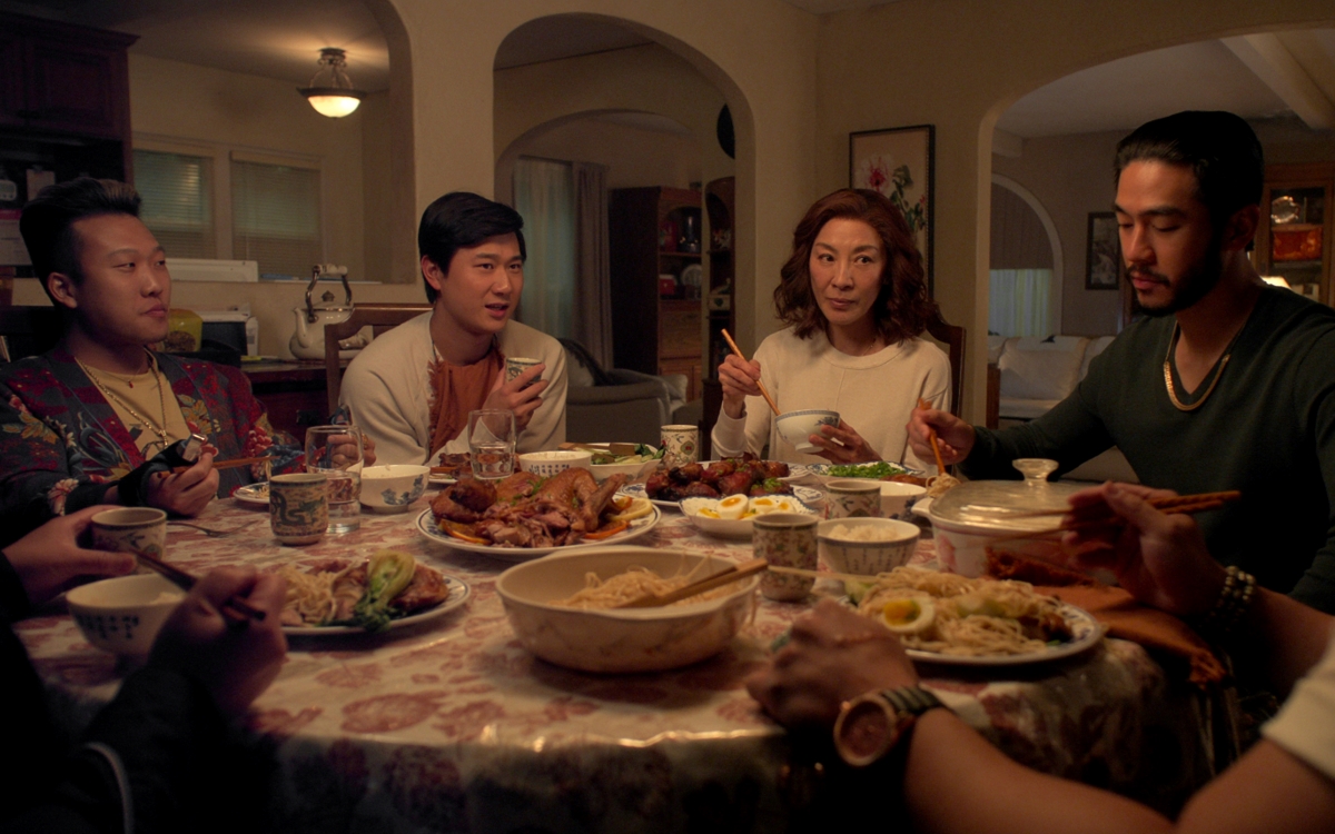 Netflix lança comédia de ação imperdível com vencedora do Oscar, conheça Irmãos Sun 4 Joon Lee, Sam Song Li, Michelle Yeoh, Justin Chien em cena de Irmãos Sun (Divulgação / Netflix)