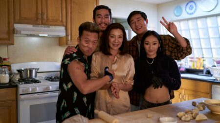 Joon Lee, Justin Chien, Michelle Yeoh, Sam Song Li, Alice Hewkin em Irmão Sun (Divulgação / Netflix)