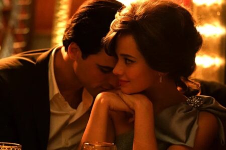 Elvis Presley realmente deu medicamentos e drogas para Priscilla? Cailee Spaeny como Priscilla e Jacob Elordi como Elvis Presley em Priscilla (Reprodução)