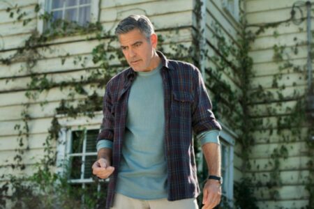 Por que George Clooney acha que dirigir é ‘mais divertido’ do que atuar: “Posso mandar” George Clooney em Tomorrowland: Um Lugar Onde Nada é Impossível (Reprodução)