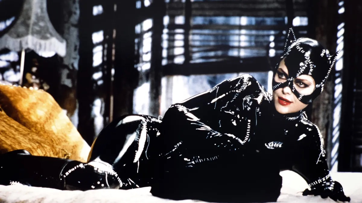 Michelle Pfeiffer como Mulher-Gato em Batman: O Retorno (Reprodução / DC)