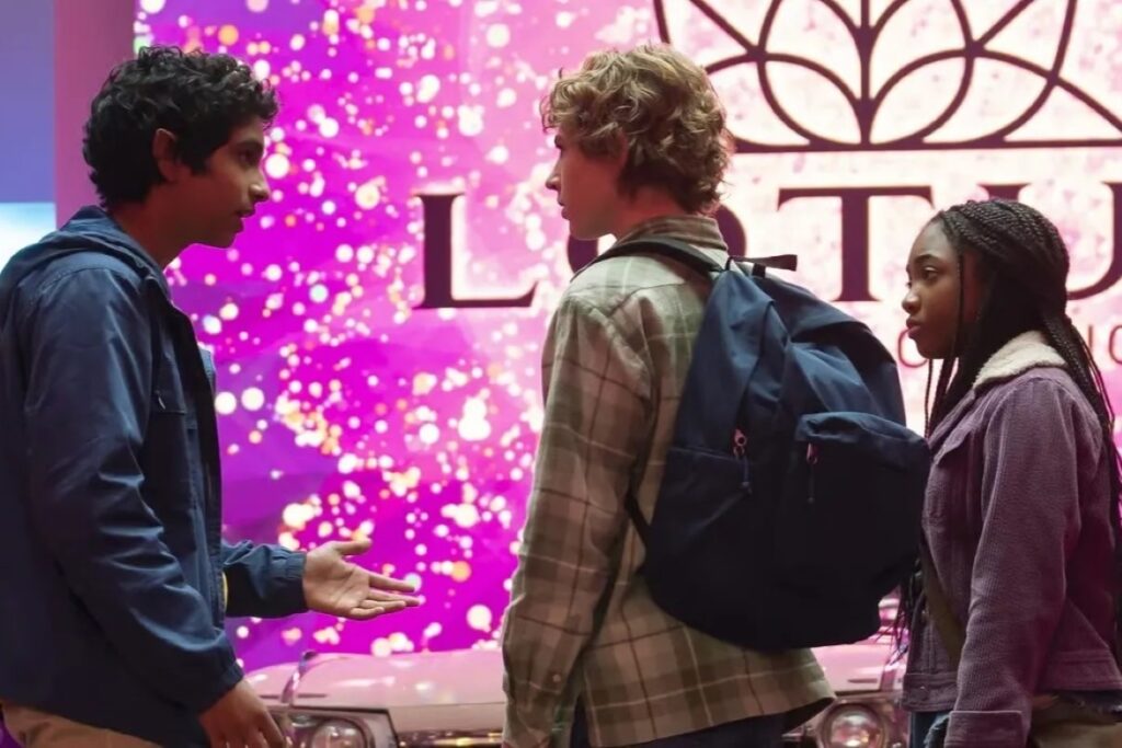 Referências dos livros no episódio 6 de Percy Jackson e os Olimpianos Percy (Walker Scobell), Annabeth (Leah Jeffries) e Grover (Aryan Simhadri) em Percy Jackson e os Olimpianos (Reprodução / Disney+)