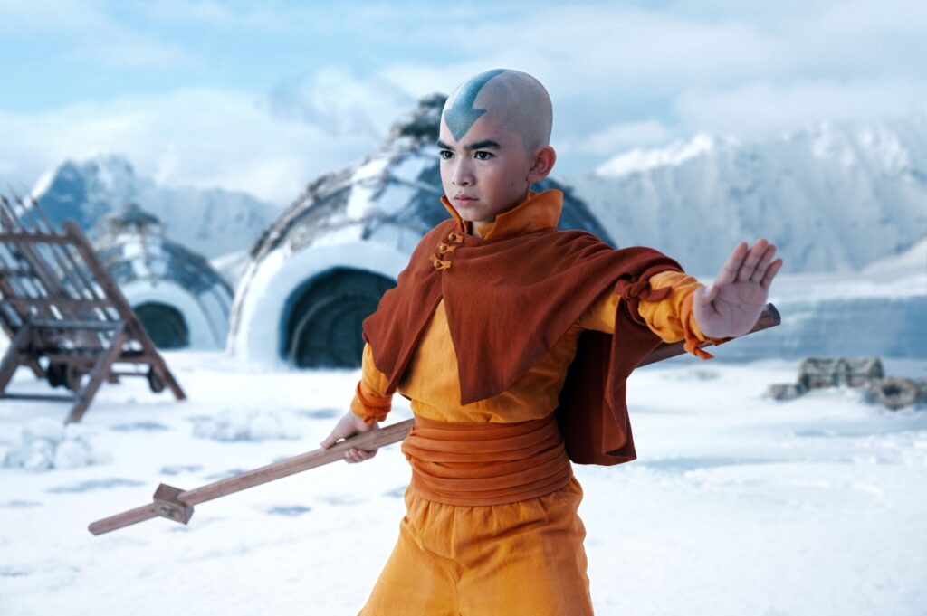 Série Avatar: O Último Mestre do Ar da Netflix divide os críticos Gordon Cormier como Aang em Avatar: O Último Mestre do Ar (Divulgação / Netflix)