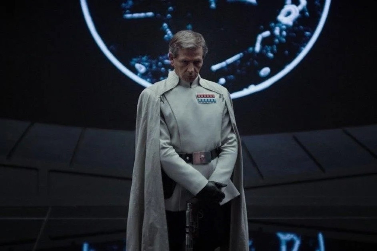 Ben Mendelsohn como Orson Krennic em Rogue One: Uma História Star Wars (Reprodução / Lucasfilm)