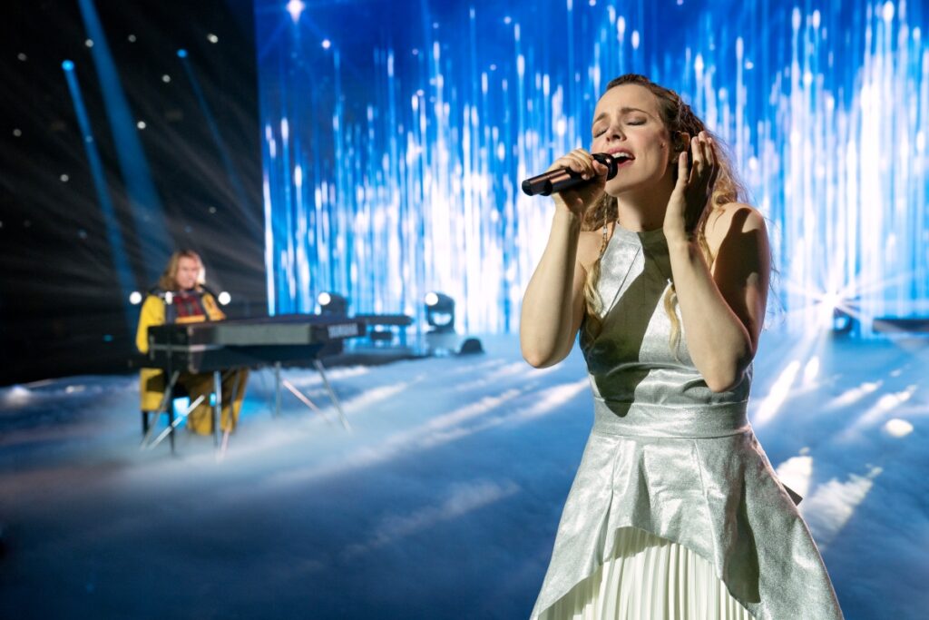 Cinco ótimos musicais para ver na Netflix Will Ferrell como Lars e Rachel McAdams como Sigrit em Festival Eurovision da Canção: A Saga de Sigrit e Lars (Divulgação / Netflix)