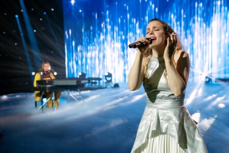 Cinco ótimos musicais para ver na Netflix Will Ferrell como Lars e Rachel McAdams como Sigrit em Festival Eurovision da Canção: A Saga de Sigrit e Lars (Divulgação / Netflix)