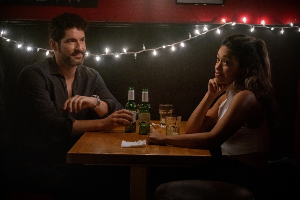Tom Ellis como Nick e Gina Rodriguez como Mack em Jogos de Amor (Divulgação / Netflix)