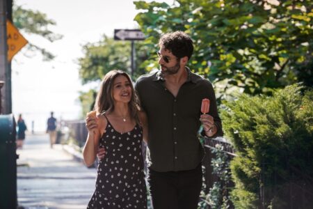 Gina Rodriguez como Mack e Tom Ellis como Nick em Jogos de Amor (Divulgação / Netflix)