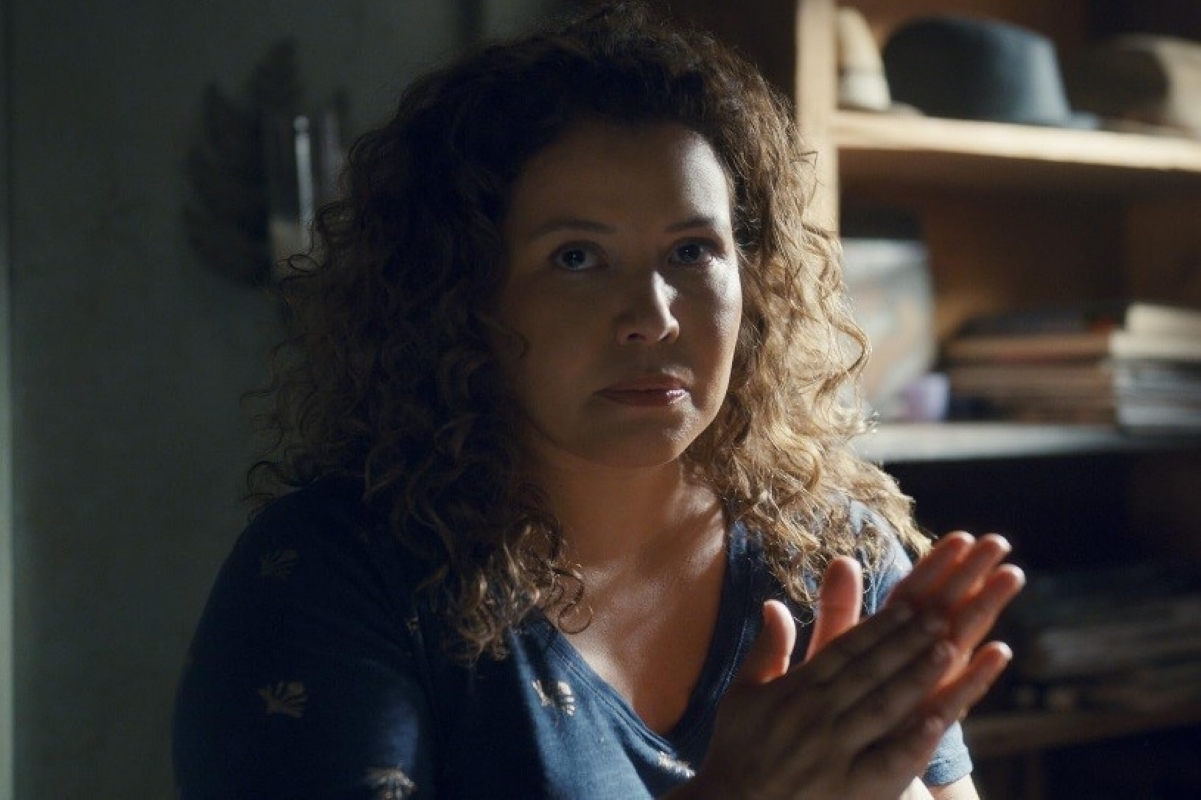 Justina Machado em Os Horrores de Dolores Roach (Reprodução / Prime Video