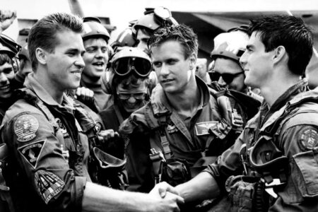 Estrela de Top Gun processa Paramount por causa de Maverick Val Kilmer, Barry Tubb, e Tom Cruise em Top Gun: Ases Indomáveis (Divulgação / Paramount)