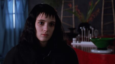 Winona Ryder como Lydia Deetz em Os Fantasmas Se Divertem (Reprodução)