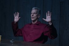 Peter Capaldi em A Hora do Diabo (Reprodução / Prime Video)