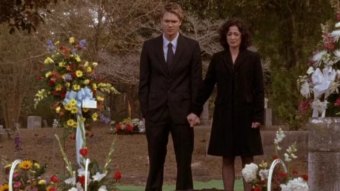 Lucas e Karen em cena de um funeral da série One Tree Hill (Reprodução)