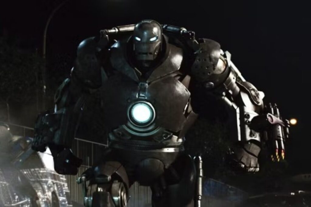 Obadiah Stane (Jeff Bridges) com a armadura Monge de Ferro no filme Homem de Ferro (Reprodução / Marvel)
