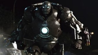 Obadiah Stane (Jeff Bridges) com a armadura Monge de Ferro no filme Homem de Ferro (Reprodução / Marvel)