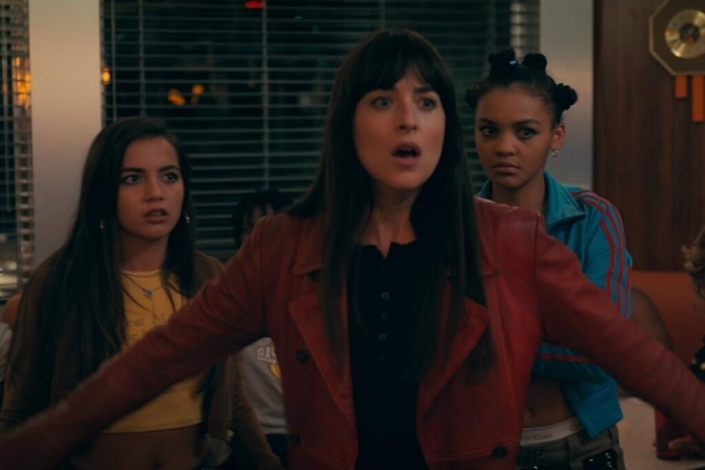 Mais um fracasso? Veja o que os críticas comentaram sobre Madame Teia Dakota Johnson, Isabela Merced, e Celeste O'Connor em Madame Teia (Reprodução)