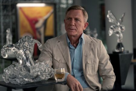 Knives Out 3: Daniel Craig pede para Netflix exibir filme nos cinemas por mais tempo Daniel Craig como Benoit Blanc em Onion Glass: Um Mistérios Knives Out (Divulgação / Netflix)