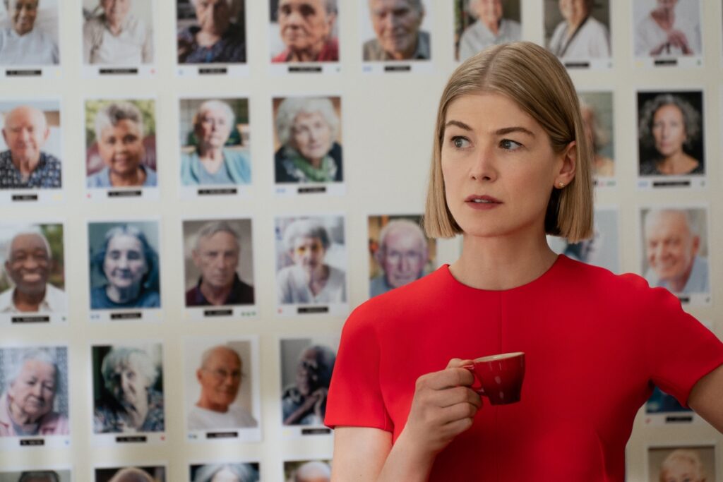 5 ótimos thrillers psicológicos para ver na Netflix Rosamund Pike como Marla em Eu Me Importo (Divulgação / Netflix)