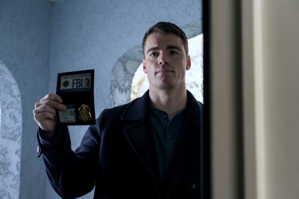 Segunda temporada de O Agente Noturno começa a ser filmada, veja primeira imagem Gabriel Basso como Peter Sutherland em O Agente Noturno (Reprodução / Netflix)