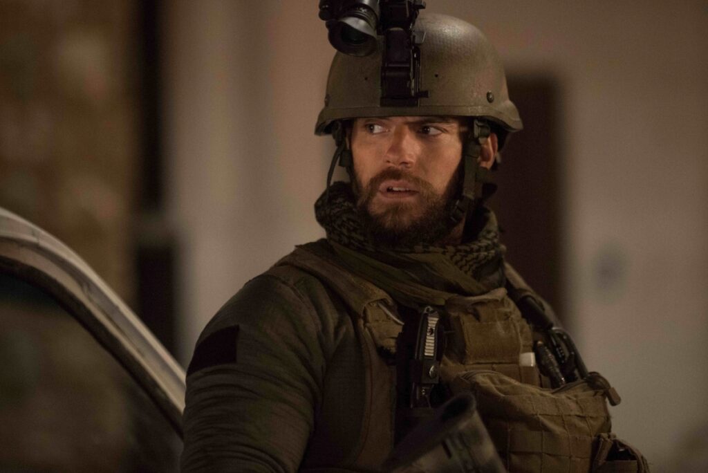 Uma das melhores performances de Henry Cavill foi em um filme pouco conhecido Henry Cavill como Capitão Syverson em Castelo de Areia (Divulgação / Netflix)