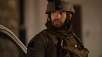 Henry Cavill como Capitão Syverson em Castelo de Areia (Divulgação / Netflix)