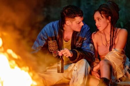 Bill Skarsgård e FKA twigs em O Corvo (Divulgação / Lionsgate)