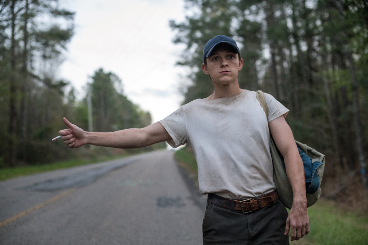 5 ótimos thrillers psicológicos para ver na Netflix 5 Tom Holland como Arvin Russell em O Diabo de Cada Dia (Divulgação / Netflix)