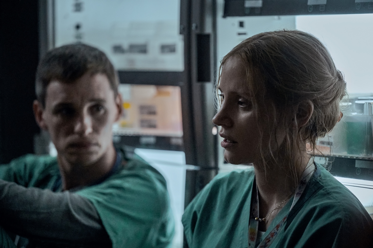 5 ótimos thrillers psicológicos para ver na Netflix 3 Eddie Redmayne como Charlie Cullen e Jessica Chastain como Amy Loughren em O Enfermeiro da Noite (Divulgação / Netflix)