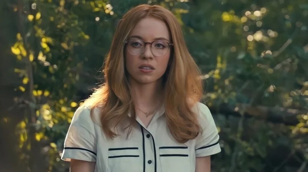 Sydney Sweeney passou mal durante filmagens de Madame Teia: “Vomitei” Sydney Sweeney como Julia Cornwall em cena de Madame Teia (Reprodução)