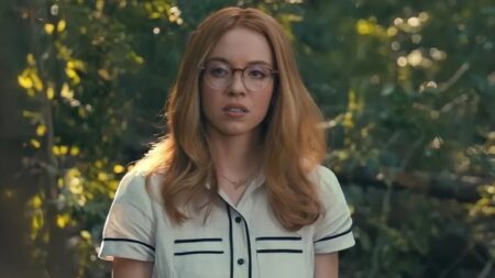 Sydney Sweeney como Julia Cornwall em cena de Madame Teia (Reprodução)