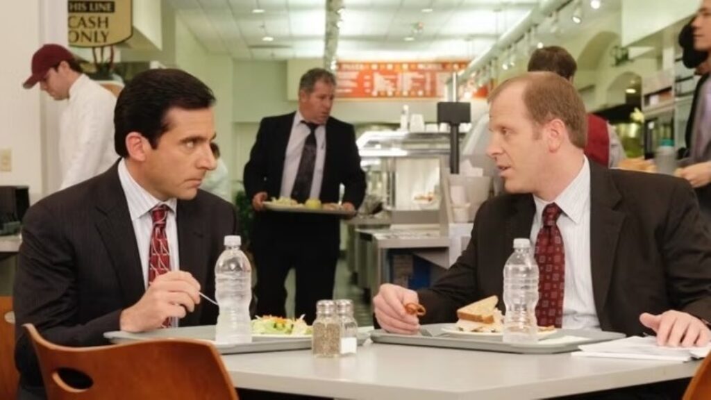 The Office: De onde surgiu o ódio de Michael Scott por Toby Flenderson? Steve Carell como Michael e Paul Lieberstein como Toby em The Office (Reprodução)
