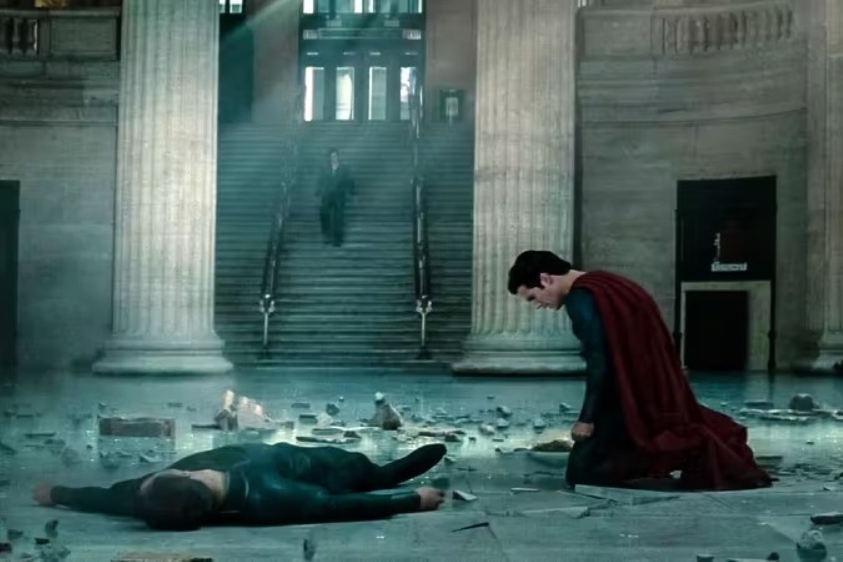 Superman (Henry Cavill) ao lado do cadáver de Zod (Michael Shannon) em cena de O Homem de Aço (Reprodução/ DC)