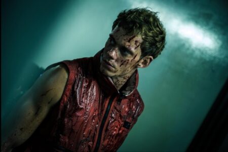 Bill Skarsgård em Contra o Mundo (Reprodução)